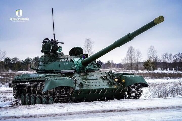 Video lính Ukraine bất ngờ lái xe tăng T-64BV đến cho quân đội Nga- Ảnh 2.