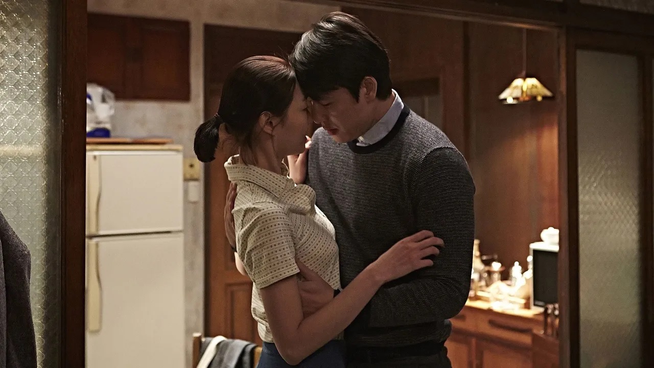 Phim Hàn 18+ có loạt cảnh "yêu" nóng bậc nhất lịch sử: Nam chính là "tình cũ" Son Ye Jin- Ảnh 1.