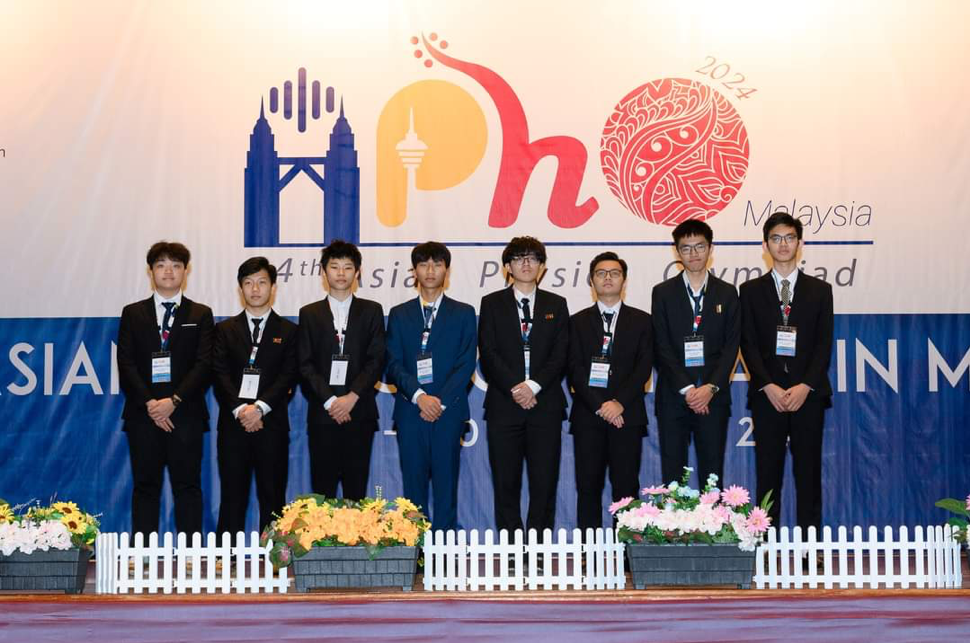 Cả 8 học sinh Việt Nam đều đoạt huy chương tại Olympic Vật lý châu Á- Ảnh 1.