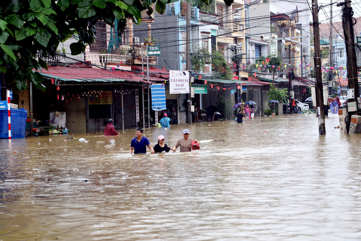 Người dân Hà Giang chật vật sống trong cảnh nước lũ ngập ngang người, hàng trăm chiến sĩ được huy động giữa đêm ứng cứu- Ảnh 5.