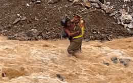 Danh tính chiến sĩ CSGT lao xuống dòng nước lũ cứu người ở Hà Giang