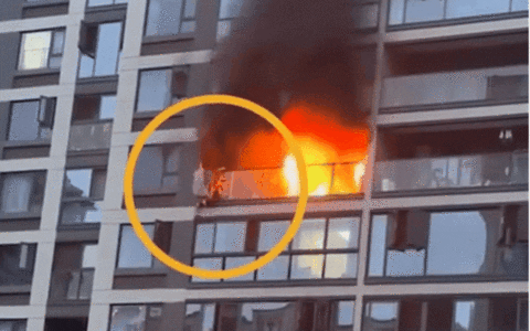 Khoảnh khắc kinh hoàng: Người đàn ông rơi tự do xuống đất từ ban công tầng 9 để tránh đám cháy- Ảnh 1.