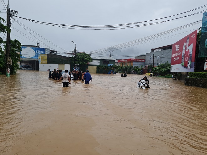 Người dân Hà Giang chật vật sống trong cảnh nước lũ ngập ngang người, hàng trăm chiến sĩ được huy động giữa đêm ứng cứu- Ảnh 2.