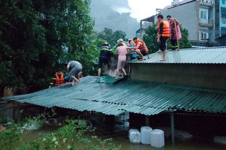 Hà Giang chìm trong biển nước, dân trèo lên mái nhà chờ giải cứu- Ảnh 5.