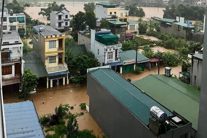 Hà Giang chìm trong biển nước, dân trèo lên mái nhà chờ giải cứu- Ảnh 3.