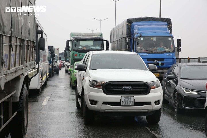 Hai xe tải tông nhau trên cầu Thanh Trì, đường Vành đai 3 ùn tắc kéo dài- Ảnh 6.