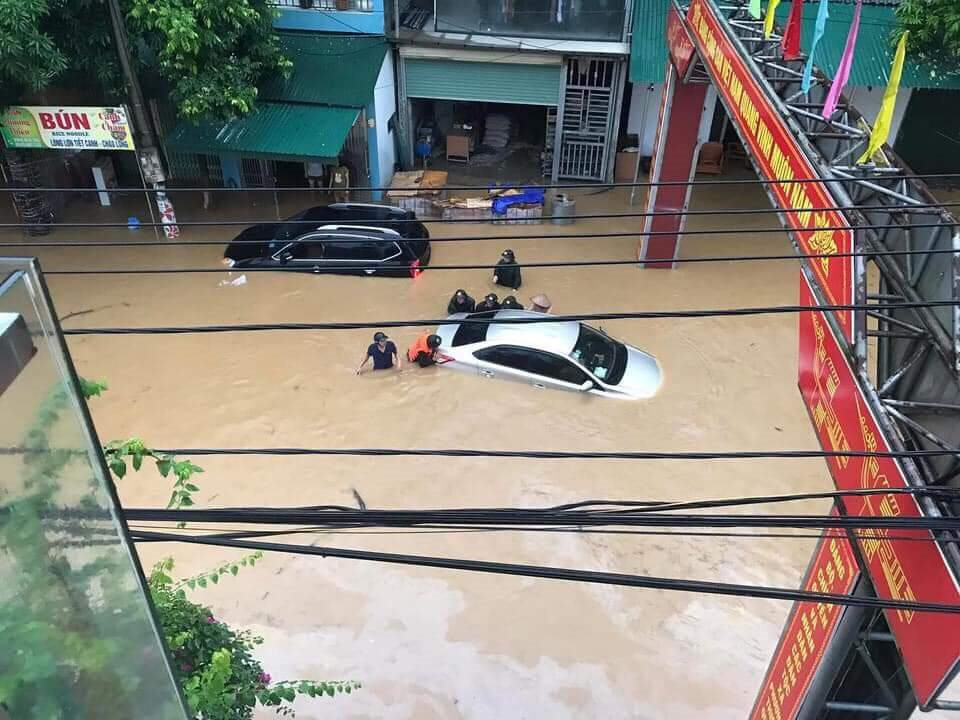 Mưa lũ bất ngờ, nhiều nơi ở Hà Giang chìm trong 'biển nước', khách du lịch phải bỏ lại xe máy- Ảnh 6.