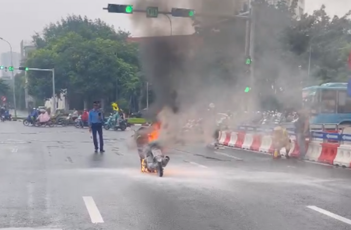 Xe máy bốc cháy ngùn ngụt giữa trời mưa ở Hà Nội- Ảnh 1.