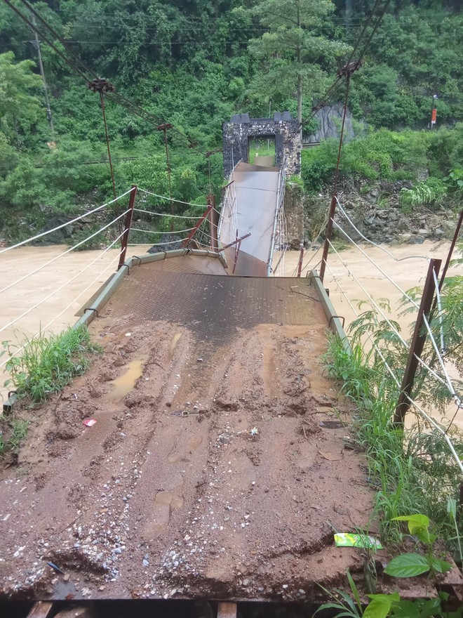 Người dân Hà Giang chật vật sống trong cảnh nước lũ ngập ngang người, hàng trăm chiến sĩ được huy động giữa đêm ứng cứu- Ảnh 8.