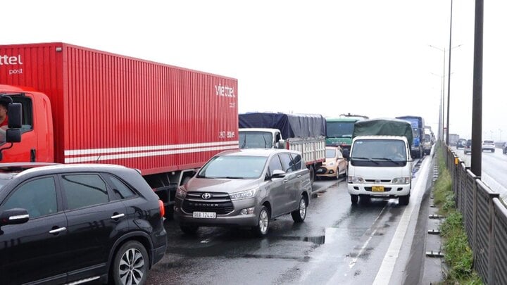 Hai xe tải tông nhau trên cầu Thanh Trì, đường Vành đai 3 ùn tắc kéo dài- Ảnh 7.