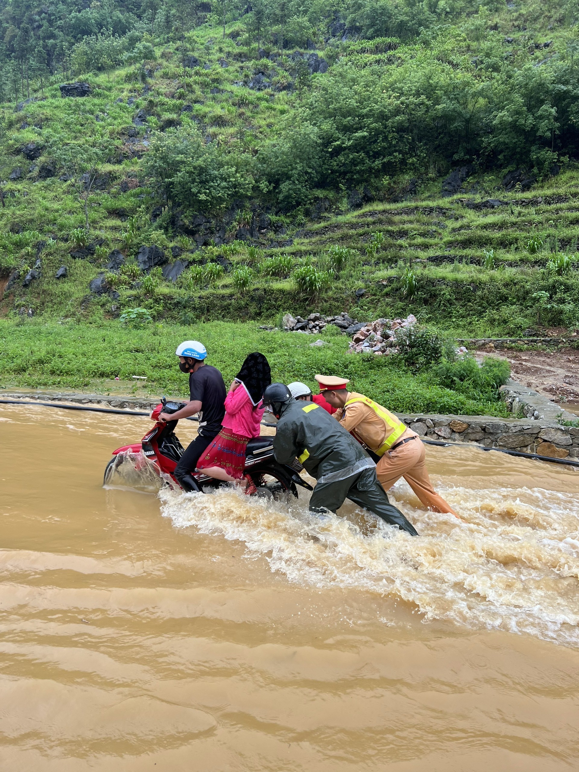 [ẢNH] Mưa ngập 'lịch sử' ở Hà Giang: Lũ trên sông Lô cao nhất trong gần 40 năm, 3 người tử vong- Ảnh 5.