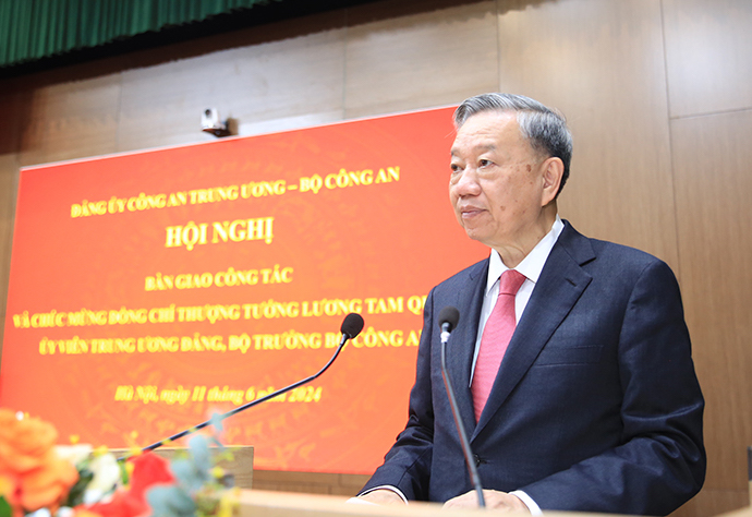 Bàn giao công tác giữa Chủ tịch nước Tô Lâm và Bộ trưởng Bộ Công an Lương Tam Quang- Ảnh 2.