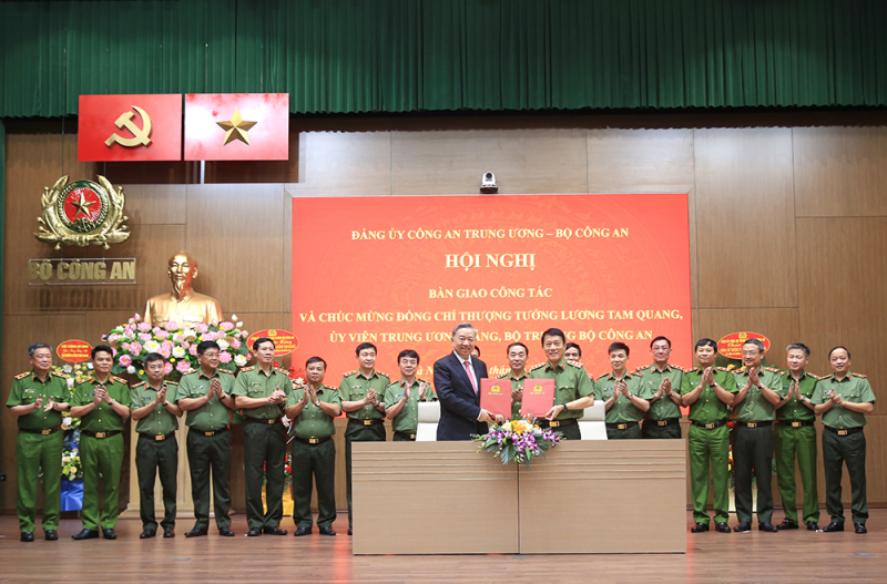 Bàn giao công tác giữa Chủ tịch nước Tô Lâm và Bộ trưởng Bộ Công an Lương Tam Quang- Ảnh 6.