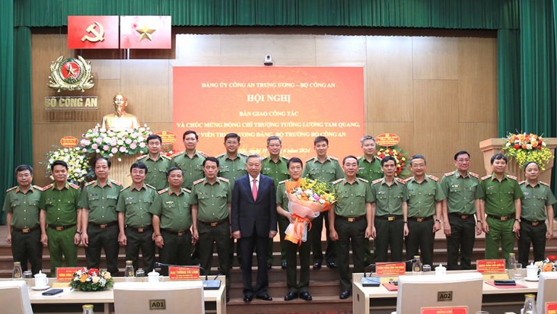Bàn giao công tác giữa Chủ tịch nước Tô Lâm và Bộ trưởng Bộ Công an Lương Tam Quang- Ảnh 7.