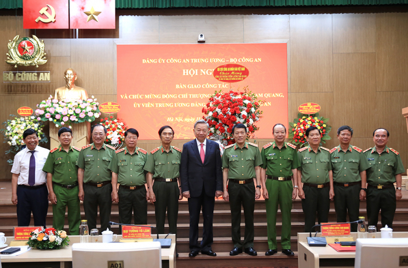 Bàn giao công tác giữa Chủ tịch nước Tô Lâm và Bộ trưởng Bộ Công an Lương Tam Quang- Ảnh 8.