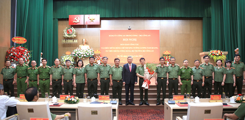 Bàn giao công tác giữa Chủ tịch nước Tô Lâm và Bộ trưởng Bộ Công an Lương Tam Quang- Ảnh 9.