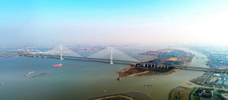 Trung Quốc chính thức nối xong đại công trình ‘3 trong 1’ lơ lửng giữa trời vỏn vẹn trong 5 năm khiến thế giới kinh ngạc: Trụ cao ngang toà nhà 100 tầng, móng có diện tích bằng 13 sân bóng rổ- Ảnh 2.
