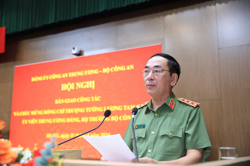 Bàn giao công tác giữa Chủ tịch nước Tô Lâm và Bộ trưởng Bộ Công an Lương Tam Quang- Ảnh 4.
