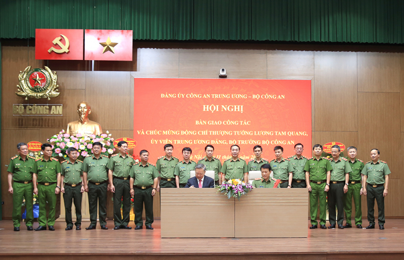 Bàn giao công tác giữa Chủ tịch nước Tô Lâm và Bộ trưởng Bộ Công an Lương Tam Quang- Ảnh 5.