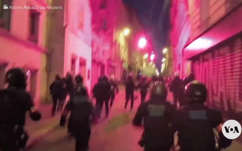 Bạo loạn ở Pháp: Hàng chục nghìn người đập phá, xô xát cảnh sát - Ông Macron nói về khả năng từ chức
