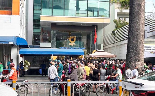 Người dân các tỉnh có mặt từ 4h sáng ở Hà Nội để mua vàng: Tắc nghẽn ngay từ ngoài cửa ngân hàng- Ảnh 7.