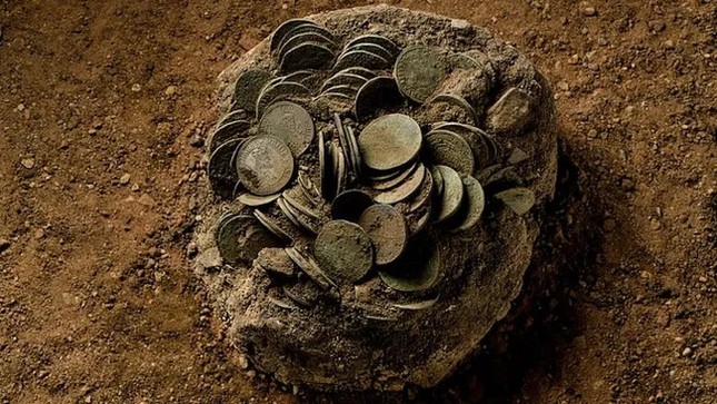 Khai quật hàng trăm đồng tiền cổ ở Đức, có thể thuộc về một thị trưởng giàu có thế kỷ 17- Ảnh 1.