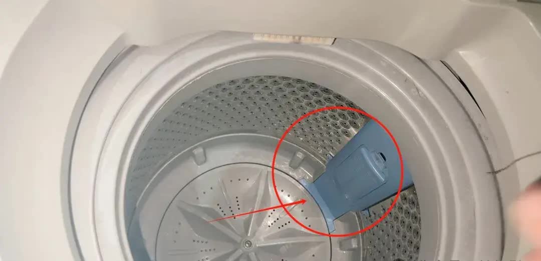 Đừng bao giờ sử dụng máy giặt như thế này, càng giặt quần áo càng bẩn và bạn có thể mắc các bệnh về da- Ảnh 6.