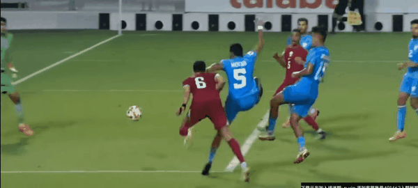 Tranh cãi: Cầu thủ Qatar bị tố "vớt bóng" từ ngoài sân vào để ghi bàn, trọng tài vẫn công nhận bàn thắng- Ảnh 1.