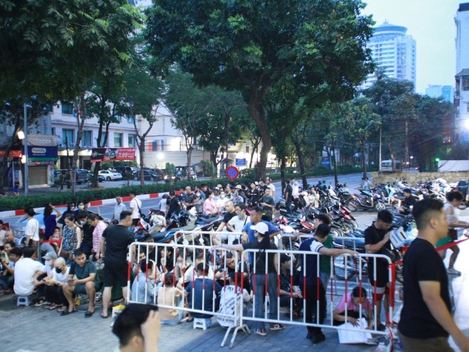 Hà Nội: Người dân "chen chân" xếp hàng từ đêm hôm trước, ngủ trên vỉa hè để chờ mua vàng- Ảnh 3.