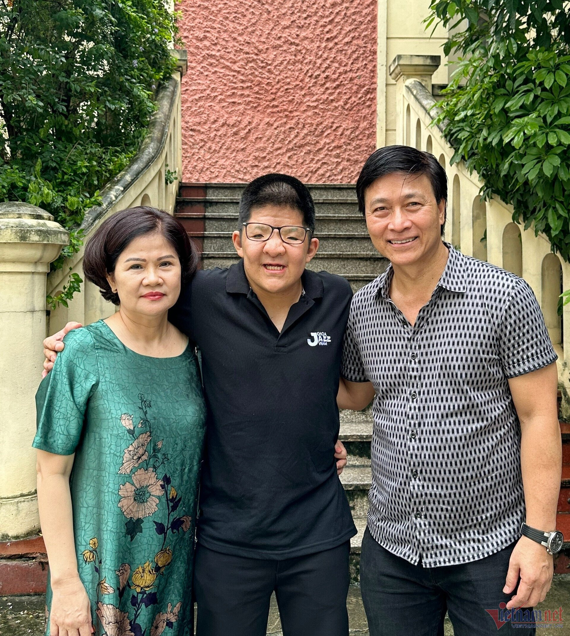 Nghệ sĩ Quốc Tuấn xúc động khi "bé Bôm" tốt nghiệp hệ trung cấp tại Học viện Âm nhạc Quốc gia Việt Nam: "Sau này, khi tôi không còn, Bôm vẫn có 1 nghề nghiệp để sống được"- Ảnh 5.