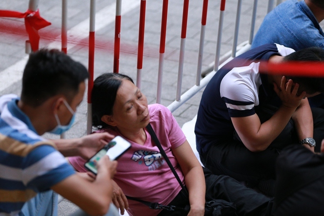 Hà Nội: Người dân "chen chân" xếp hàng từ đêm hôm trước, ngủ trên vỉa hè để chờ mua vàng- Ảnh 8.