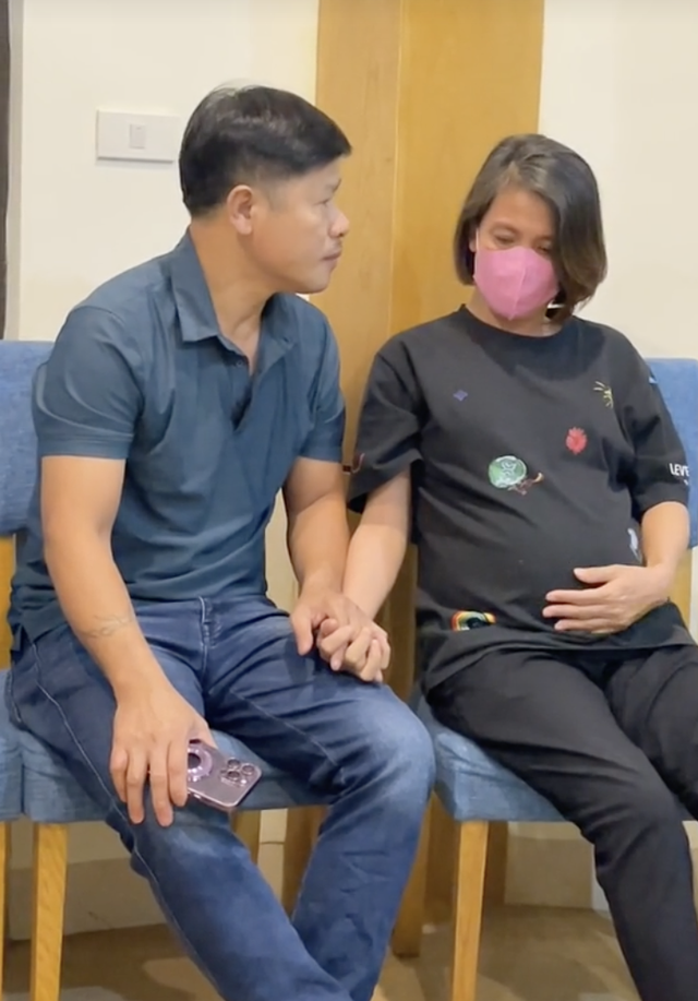 Chuyện cặp đôi U50 Hà Nội có con bằng IVF: Bố bỉm không ngần ngại đáp trả lời dè bỉu- Ảnh 1.