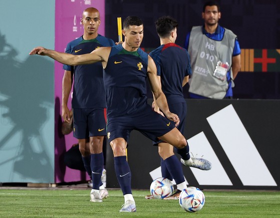 NHM chi 22 triệu đồng để xem Ronaldo... tập luyện cho EURO 2024- Ảnh 2.