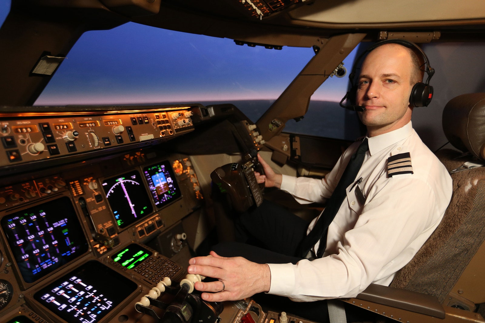 Các hãng hàng không giải thích lý do hiếm khi thấy phi công để râu- Ảnh 1.