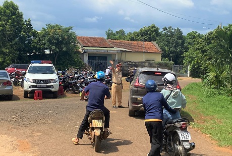 Hàng trăm người tìm đến nơi ông Thích Minh Tuệ ẩn tu: Người nhà gửi đơn đề nghị xử lý các trường hợp lợi dụng hình ảnh, livestream- Ảnh 1.