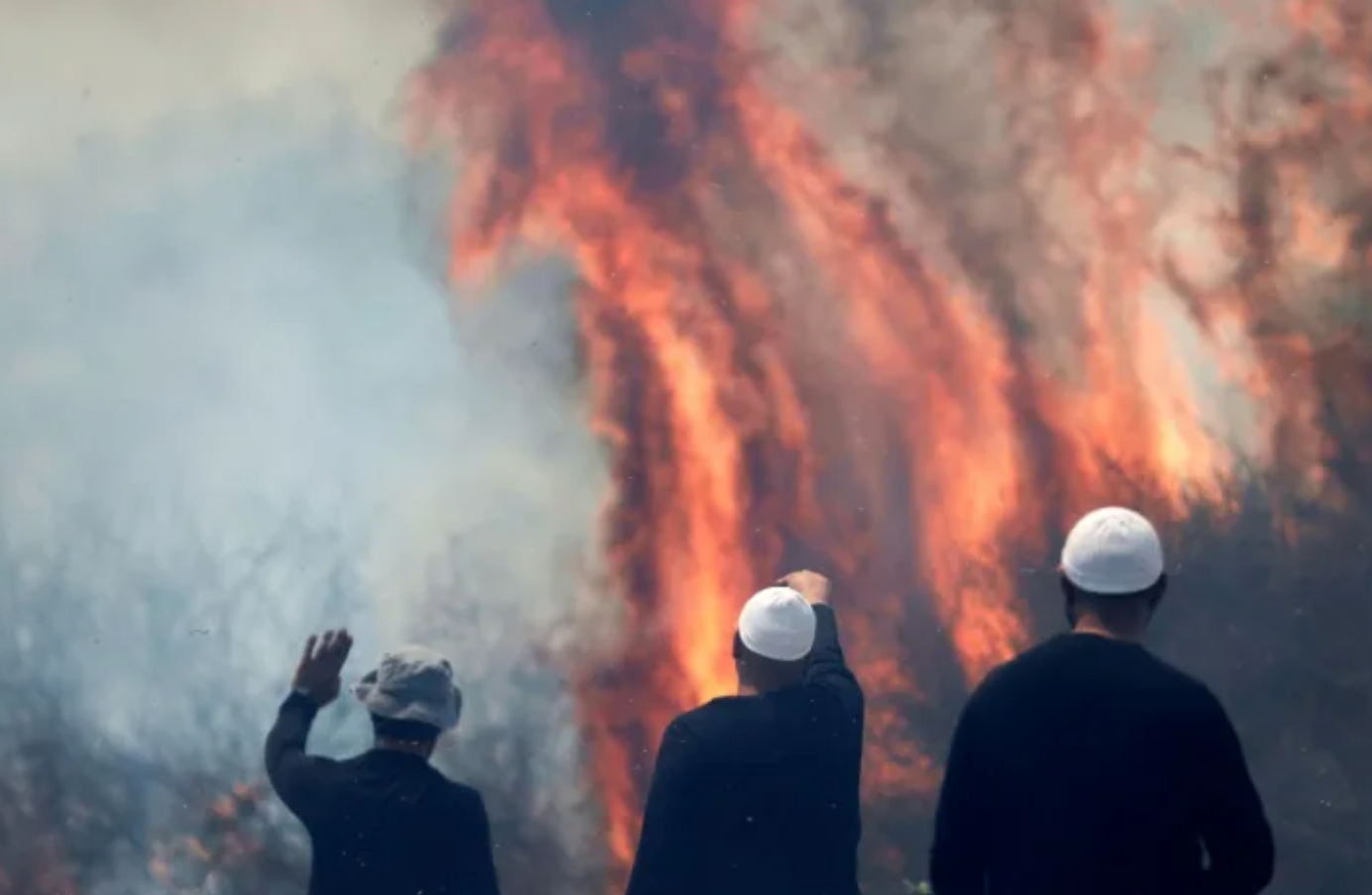 Miền Bắc Israel 'chìm trong biển lửa' sau khi bị tên lửa của Hezbollah tấn công- Ảnh 1.