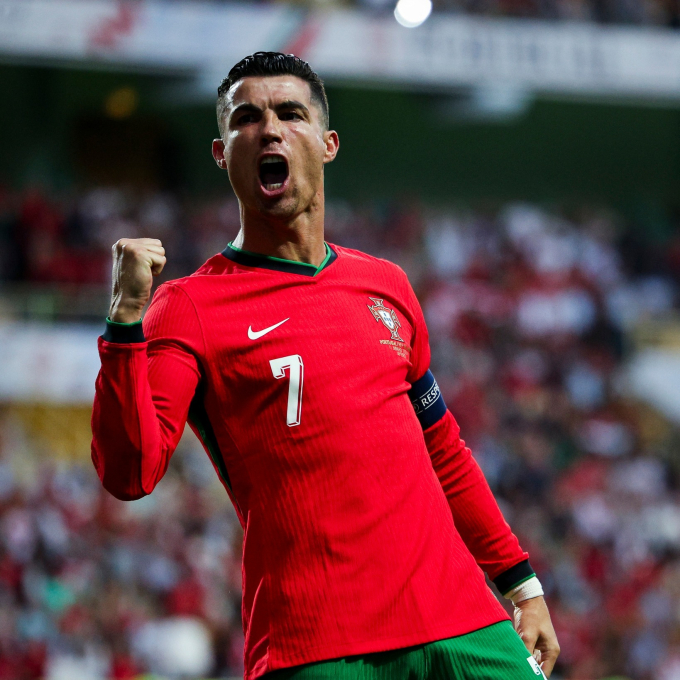 Choáng với ảnh chụp Ronaldo ở lần đầu dự Euro, sau 2 thập kỷ ngoại hình thay đổi khó nhận ra- Ảnh 3.