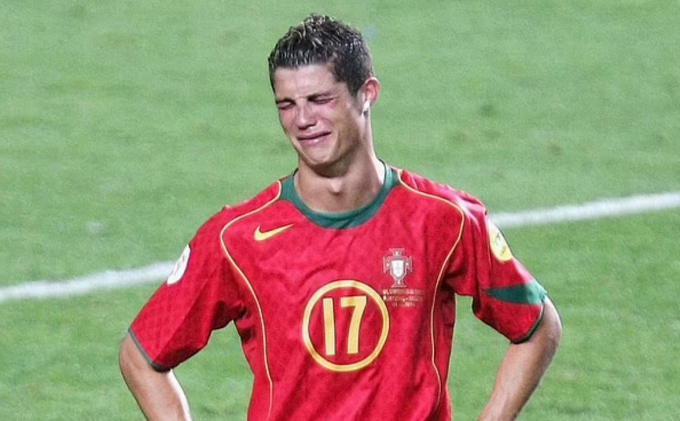 Choáng với ảnh chụp Ronaldo ở lần đầu dự Euro, sau 2 thập kỷ ngoại hình thay đổi khó nhận ra- Ảnh 2.