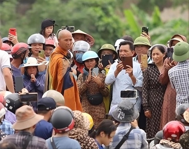 Từ vụ TikToker quay lén: Ranh giới sáng tạo và vi phạm pháp luật- Ảnh 1.