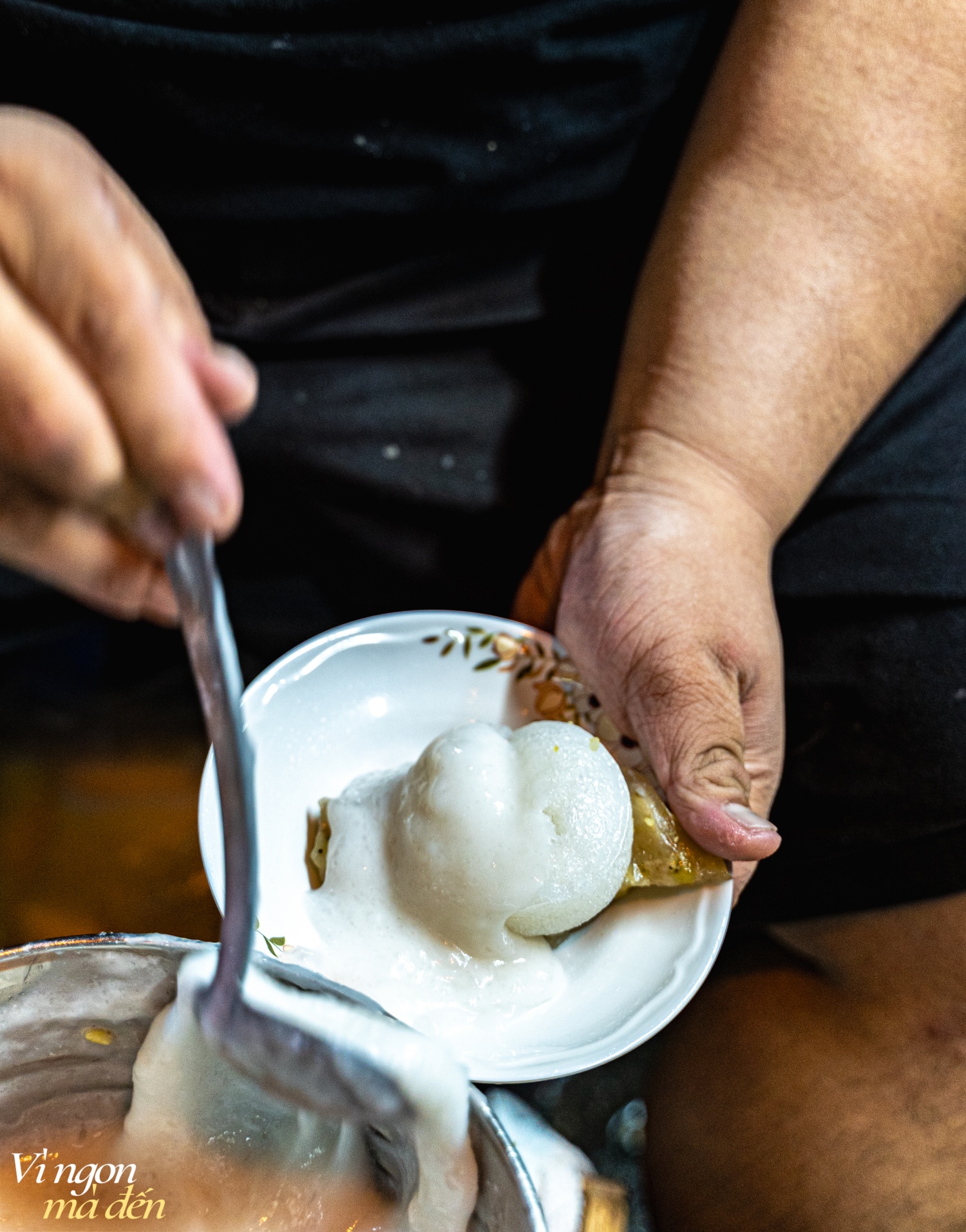 Người Sài Gòn thích thú ăn chè nóng giữa thời tiết mùa hè oi bức, hóa ra quán chè vỉa hè "mẹ truyền con nối" đã có tuổi đời 50 năm- Ảnh 14.