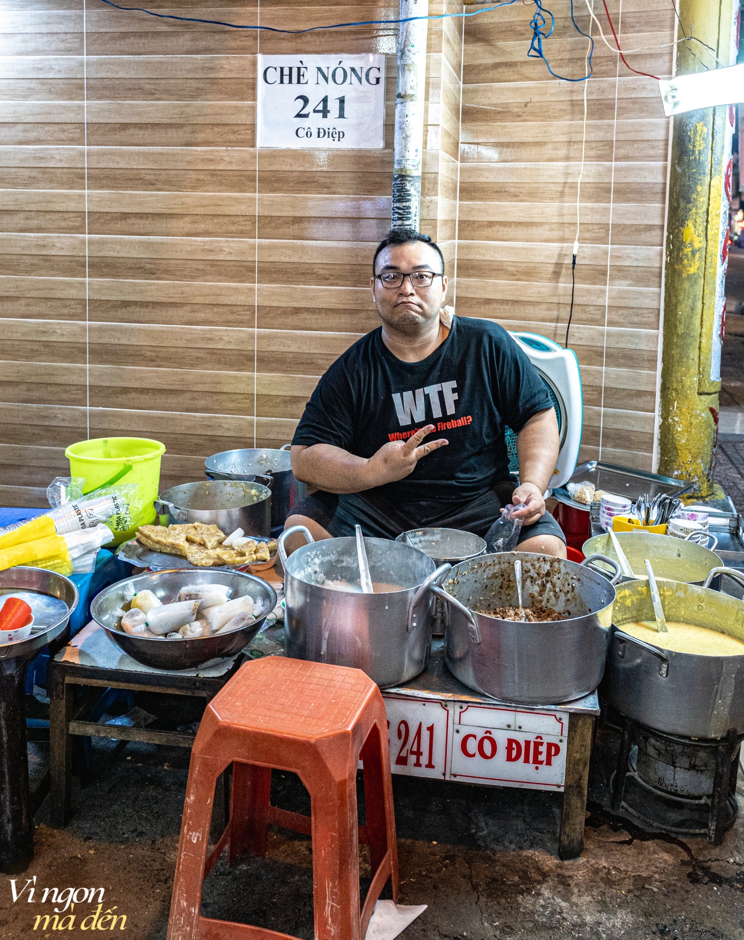 Người Sài Gòn thích thú ăn chè nóng giữa thời tiết mùa hè oi bức, hóa ra quán chè vỉa hè "mẹ truyền con nối" đã có tuổi đời 50 năm- Ảnh 8.