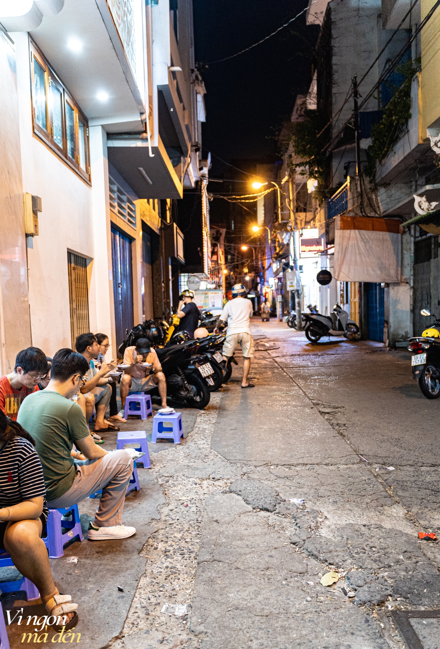 Người Sài Gòn thích thú ăn chè nóng giữa thời tiết mùa hè oi bức, hóa ra quán chè vỉa hè "mẹ truyền con nối" đã có tuổi đời 50 năm- Ảnh 10.