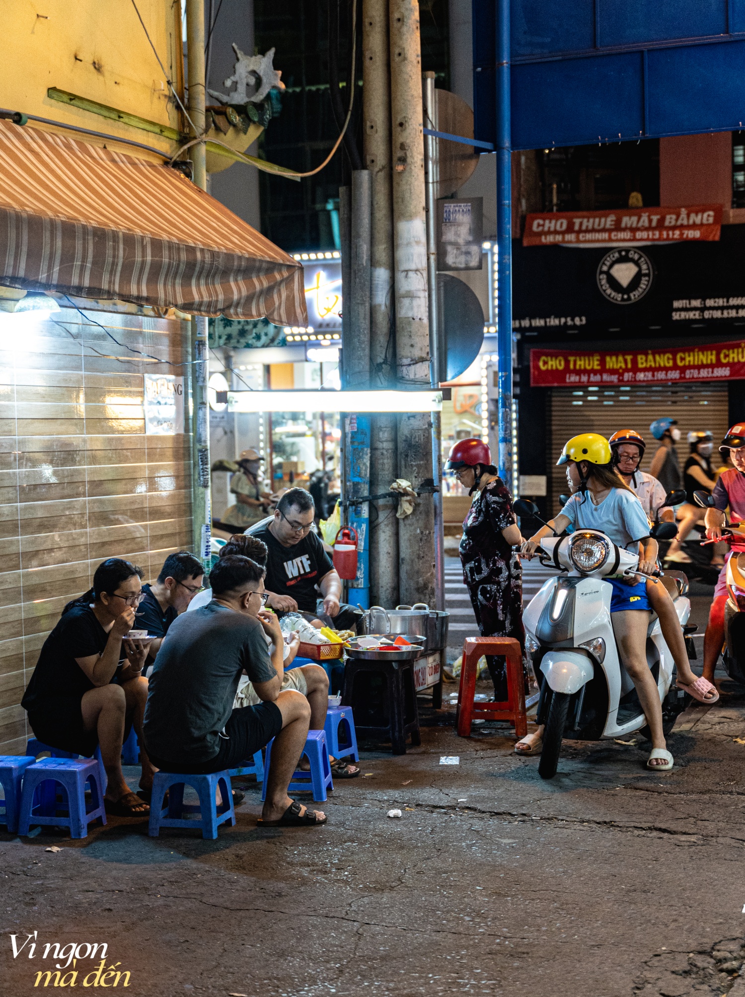 Người Sài Gòn thích thú ăn chè nóng giữa thời tiết mùa hè oi bức, hóa ra quán chè vỉa hè "mẹ truyền con nối" đã có tuổi đời 50 năm- Ảnh 9.