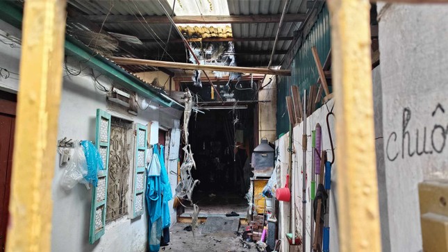 Vụ cháy nhà trong đêm ở Hà Nội: 6 người trong gia đình kịp thời thoát nạn- Ảnh 1.