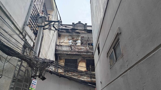 Vụ cháy nhà trong đêm ở Hà Nội: 6 người trong gia đình kịp thời thoát nạn- Ảnh 6.