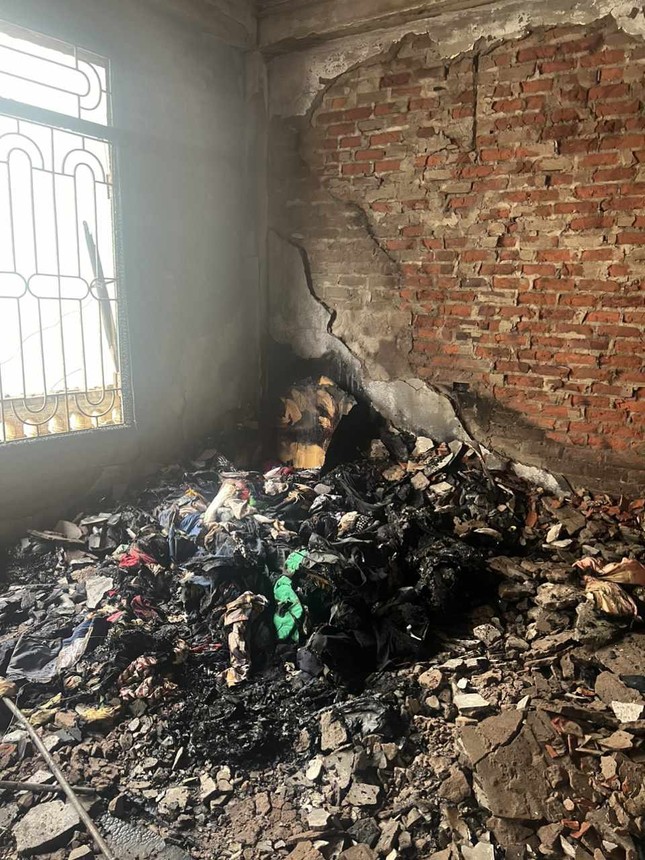 Vụ cháy nhà trong đêm ở Hà Nội: 6 người trong gia đình kịp thời thoát nạn- Ảnh 2.