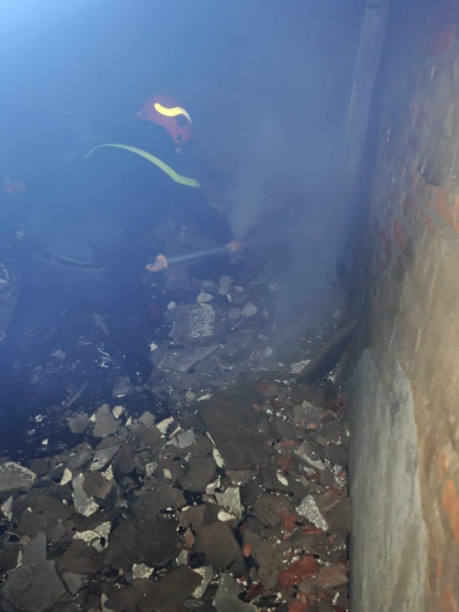 Vụ cháy nhà trong đêm ở Hà Nội: 6 người trong gia đình kịp thời thoát nạn- Ảnh 3.