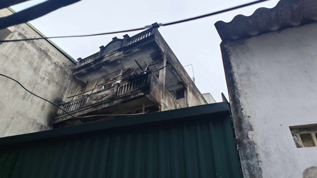 Vụ cháy nhà trong đêm ở Hà Nội: 6 người trong gia đình kịp thời thoát nạn- Ảnh 4.