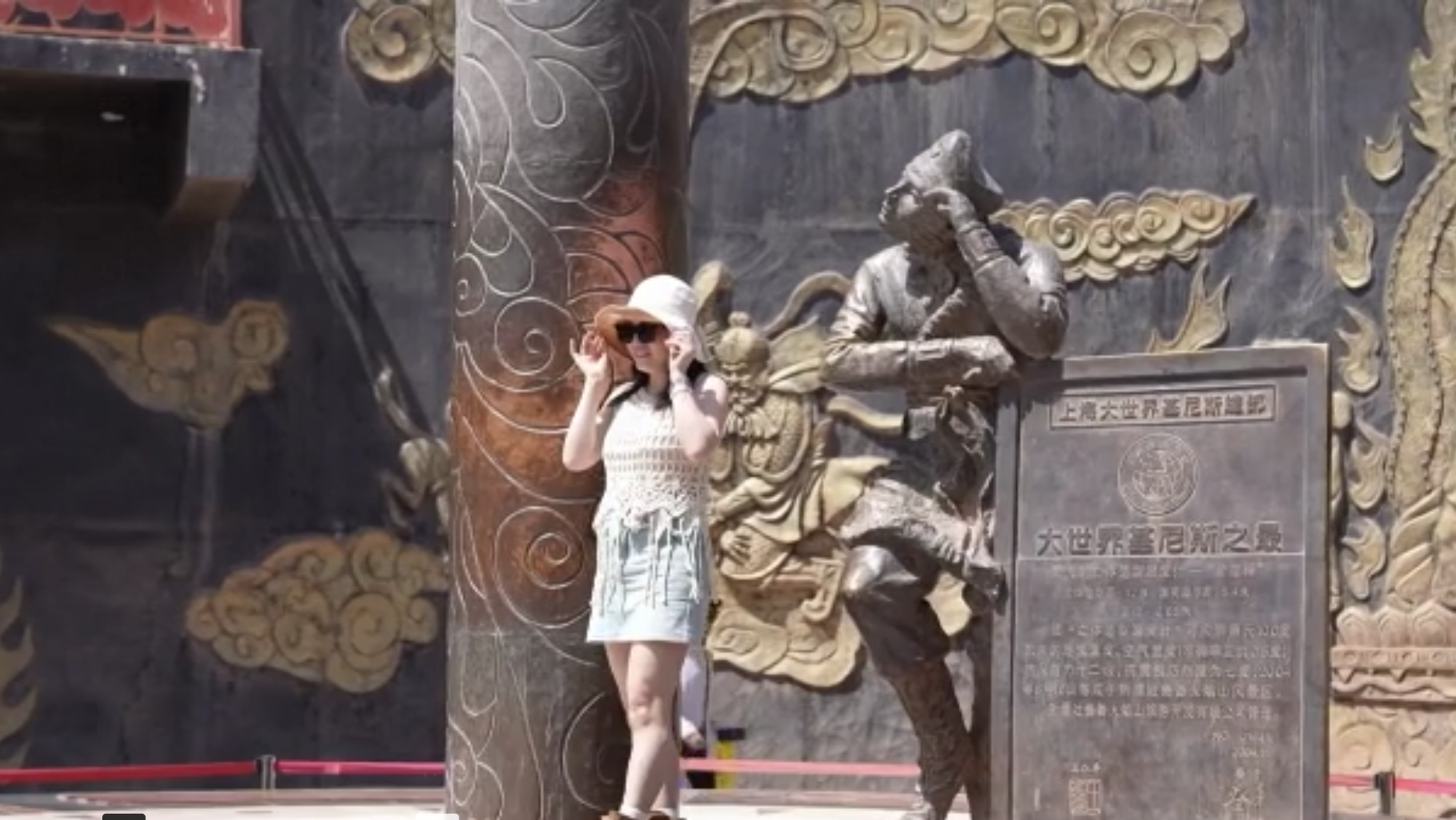 Hỏa Diệm Sơn (Trung Quốc) nóng tới 75 độ C, nhiều du khách vẫn thích thú trải nghiệm- Ảnh 1.