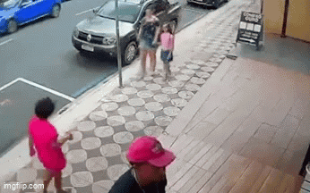 Vô cớ tát bé gái không quen biết trên phố, người phụ nữ gặp quả báo tức thời: Video hiện trường gây sốc
